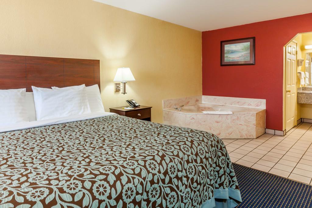 Days Inn Gun Barrel City ภายนอก รูปภาพ